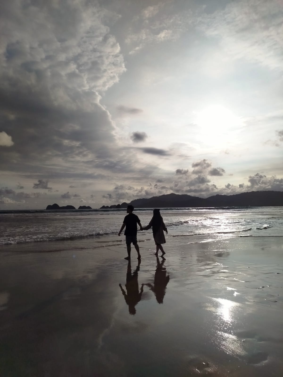Foto Tryas dan Prilya di pantai senja